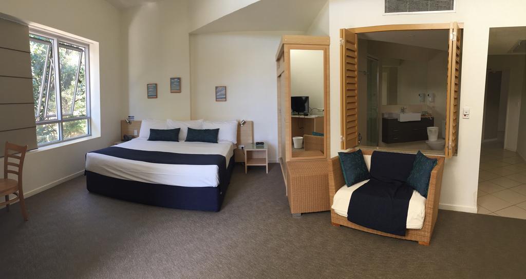 Stradbroke Island Beach Hotel 波因特卢考特 外观 照片