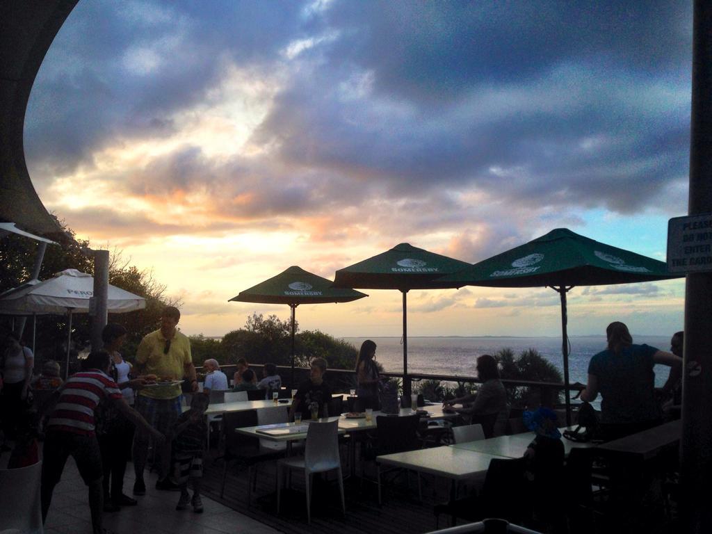 Stradbroke Island Beach Hotel 波因特卢考特 外观 照片