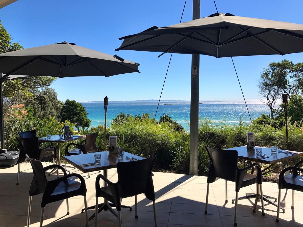 Stradbroke Island Beach Hotel 波因特卢考特 外观 照片